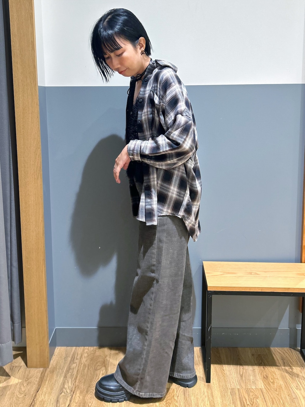 ブラック系のベスト、ブラック系のシャツ/ブラウス、ブラウン系のその他パンツを着用したレディースの秋コーディネートの2枚目の写真