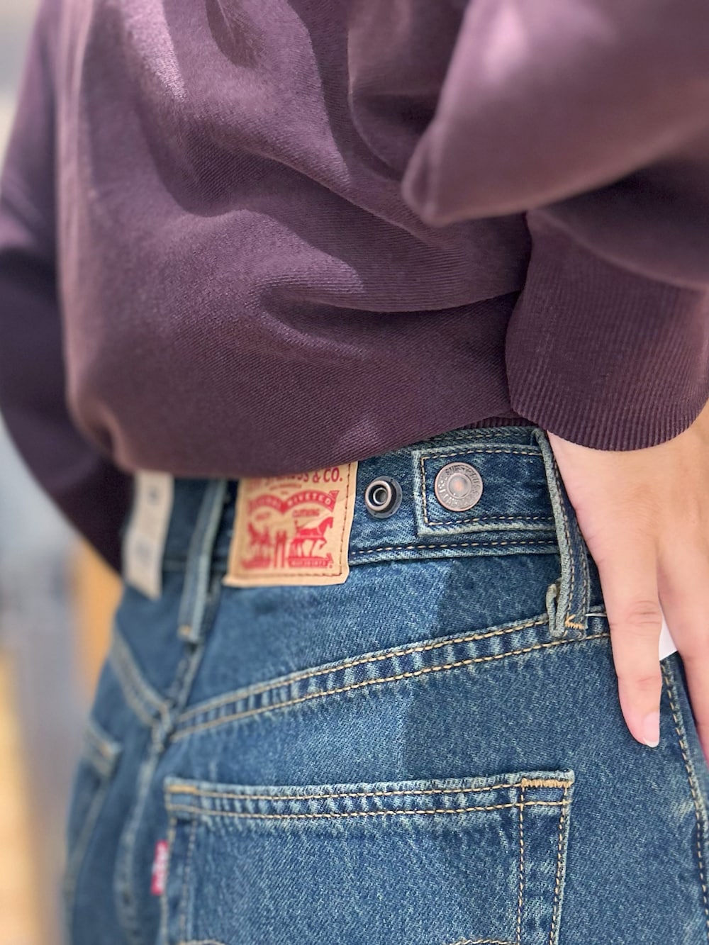 レッド系のスウェット、グリーン系のその他パンツ、ブラック系のトートバッグを着用したレディースの秋コーディネートの8枚目の写真