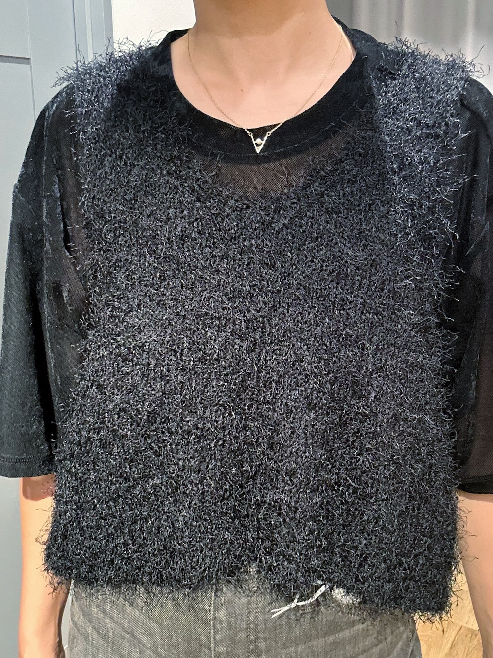 ブラウン系のその他パンツ、ブラック系のベスト、ブラック系のTシャツ/カットソーを着用したレディースの夏コーディネートの5枚目の写真