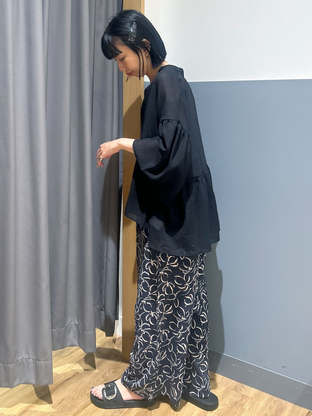ブラック系のシャツ/ブラウス、その他のその他パンツ、ホワイト系のタンクトップを着用したレディースの夏コーディネートの3枚目の写真