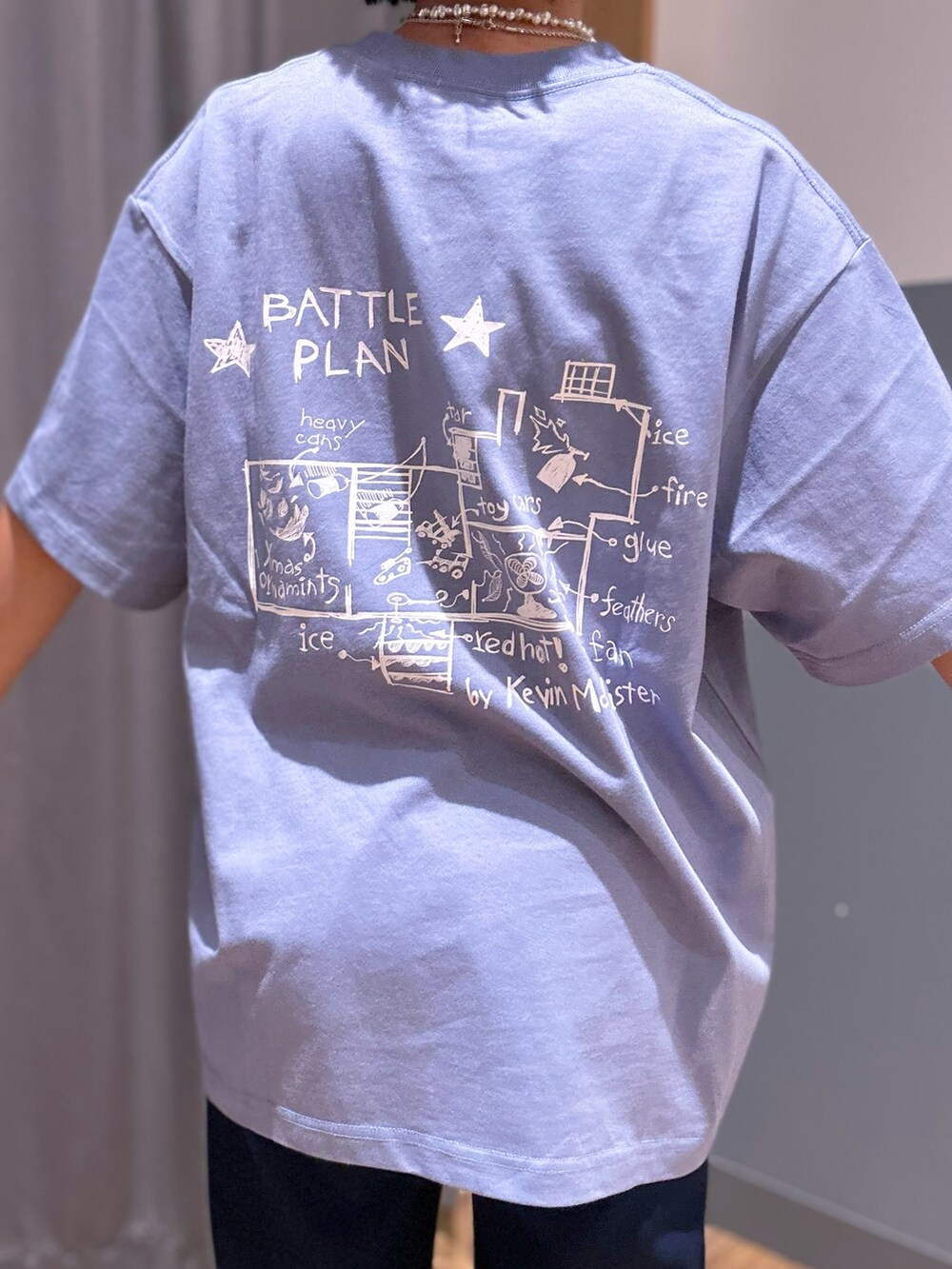 ブルー系のTシャツ/カットソー、ブルー系のデニムパンツ、ホワイト系のキャップを着用したレディースの夏コーディネートの7枚目の写真