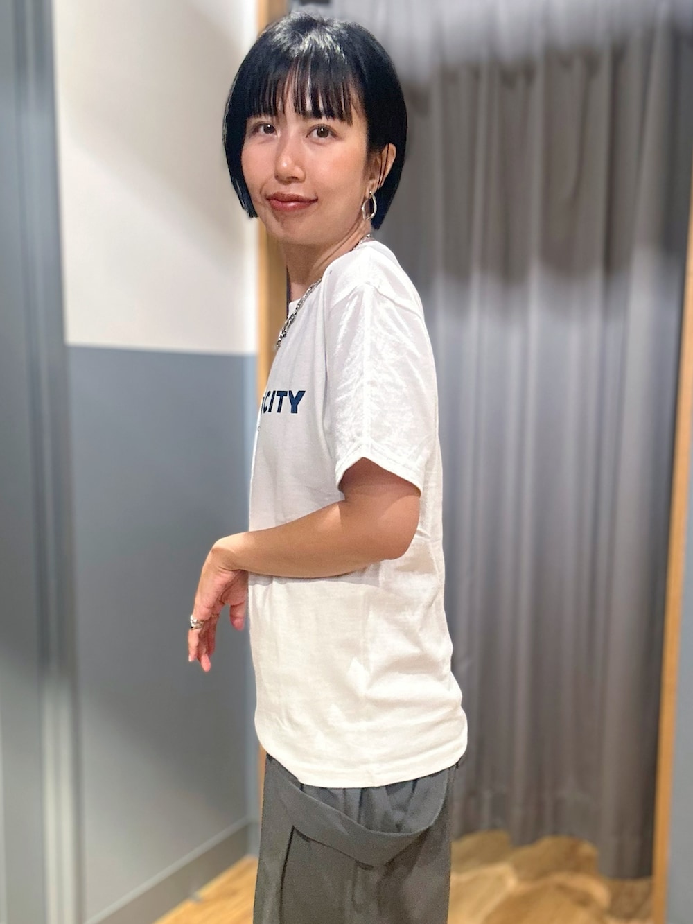 ホワイト系のTシャツ/カットソー、グリーン系のサロペット/オーバーオール、ブラック系のトートバッグを着用したレディースの夏コーディネートの8枚目の写真