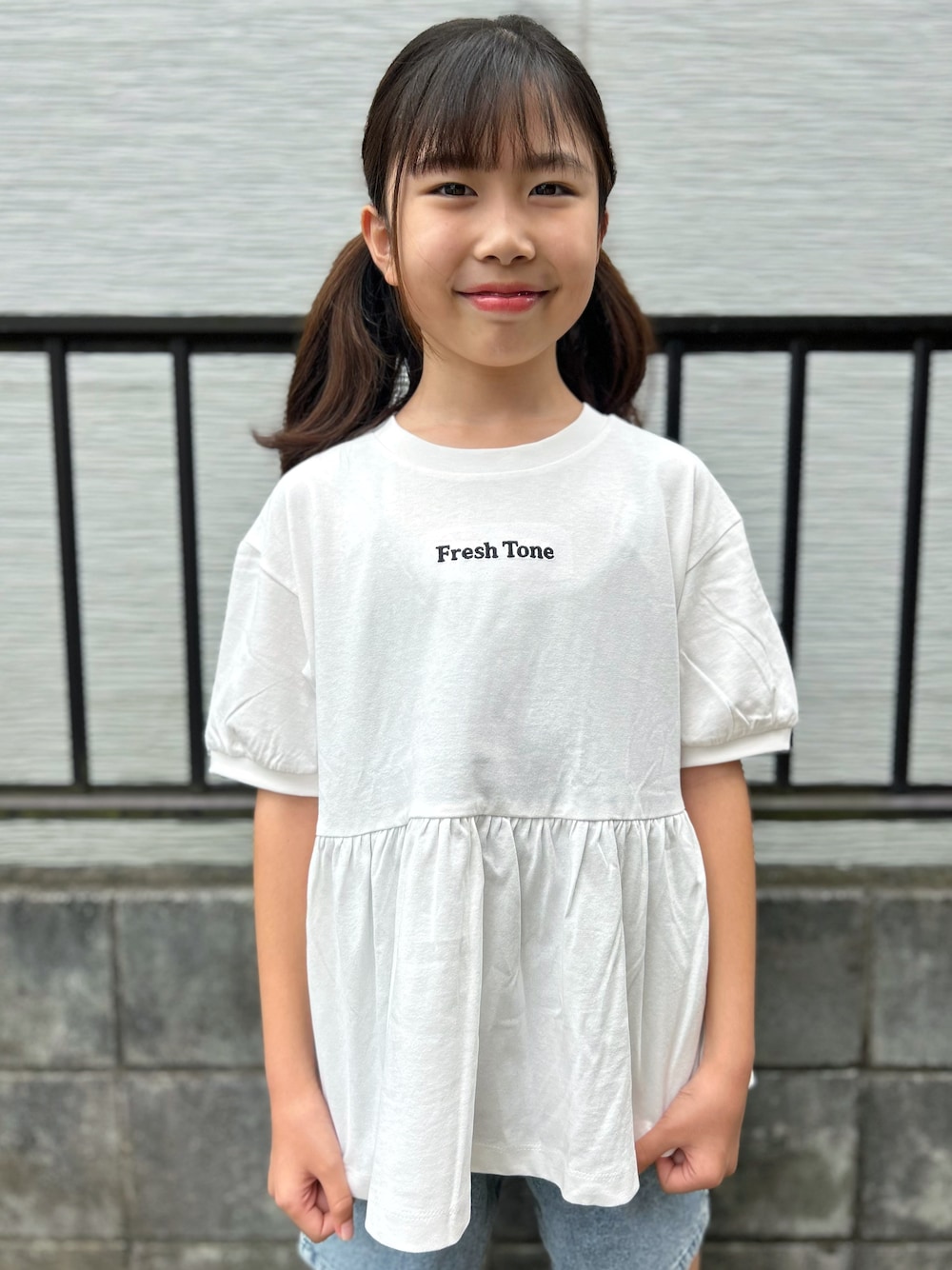 ホワイト系のTシャツ/カットソー、ブルー系のその他パンツ、パープル系のショルダーバッグを着用したキッズの夏コーディネートの4枚目の写真