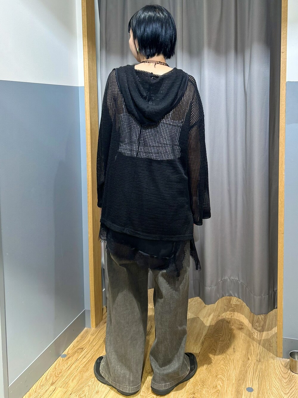 ブラック系のTシャツ/カットソー、ブラウン系のその他パンツ、ブラック系のショルダーバッグを着用したレディースの秋コーディネートの3枚目の写真