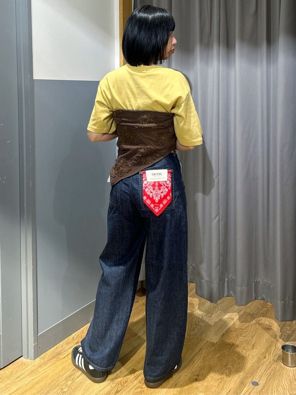 イエロー系のTシャツ/カットソー、ブルー系のデニムパンツ、ブラウン系のバンダナ/スカーフを着用したレディースの夏コーディネートの4枚目の写真