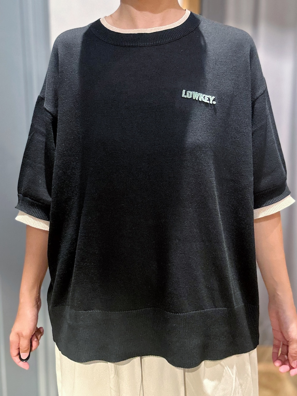 ブラック系のニット/セーター、グレー系のその他パンツ、ブラック系のトートバッグを着用したレディースの夏コーディネートの5枚目の写真