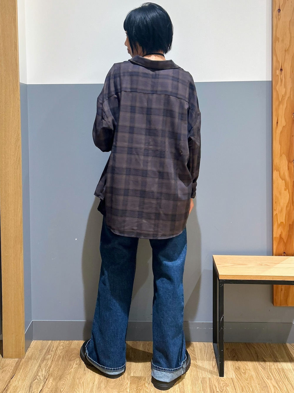 ブラウン系のシャツ/ブラウス、ブラック系のタンクトップ、ブルー系のデニムパンツを着用したレディースの秋コーディネートの3枚目の写真