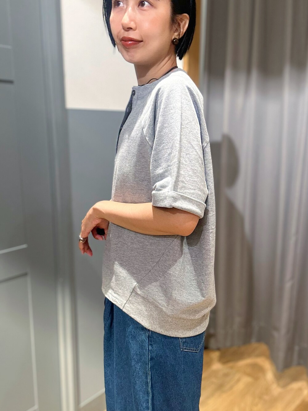 グレー系のその他トップス、グレー系のバックパック/リュック、ブルー系のその他パンツを着用したレディースの夏コーディネートの6枚目の写真