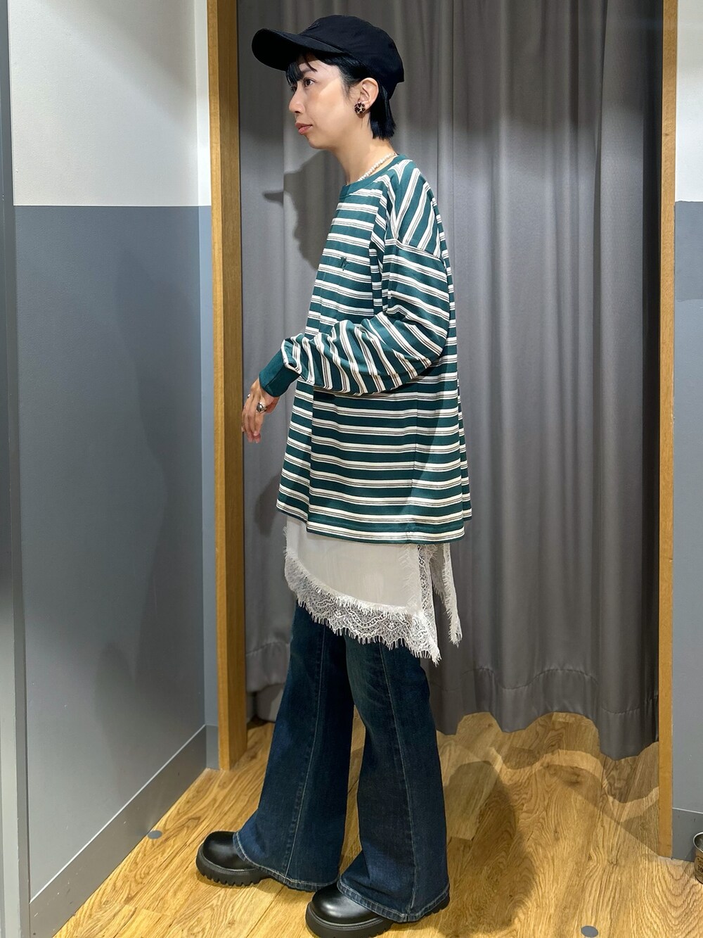 グリーン系のTシャツ/カットソー、ブルー系のその他パンツ、ブラック系のショルダーバッグを着用したレディースの秋コーディネートの3枚目の写真