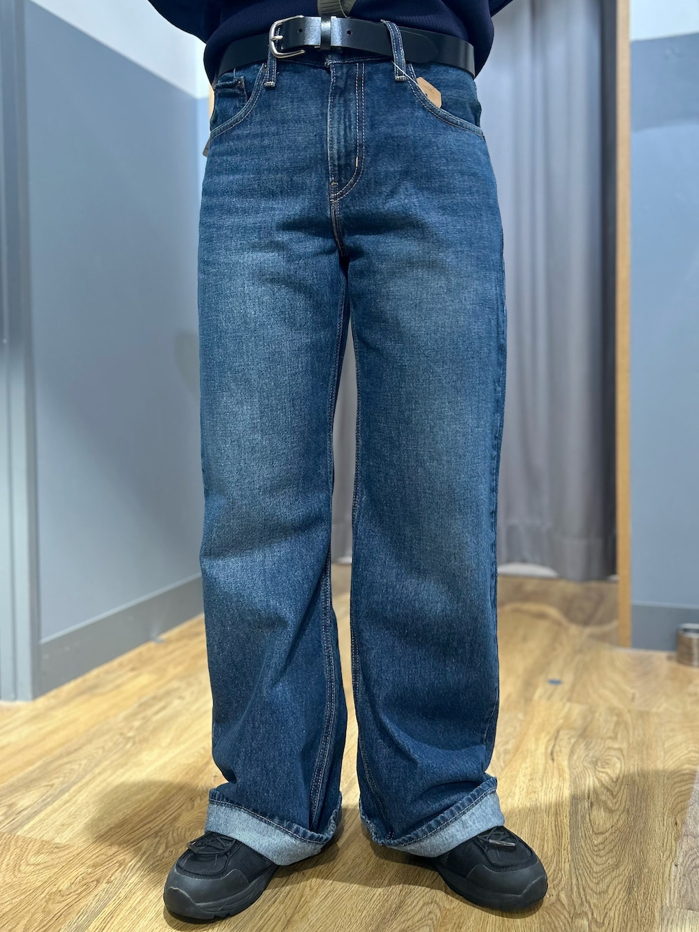 ブルー系のニット/セーター、ブルー系のデニムパンツ、グリーン系のショルダーバッグを着用したレディースの秋コーディネートの5枚目の写真