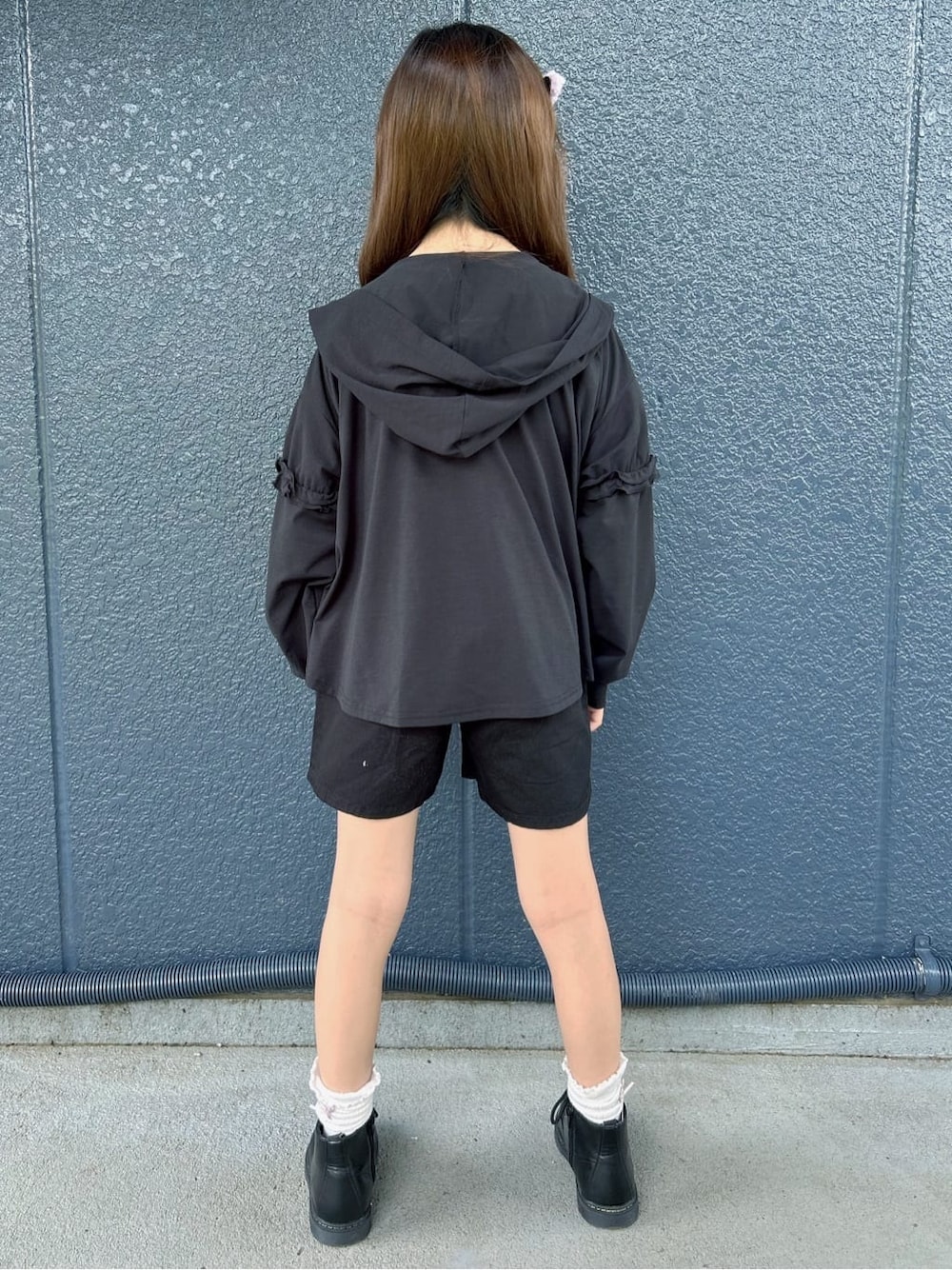 ブラック系のその他パンツ、ブラック系のTシャツ/カットソー、ブラック系のパーカーを着用したキッズの春コーディネートの3枚目の写真