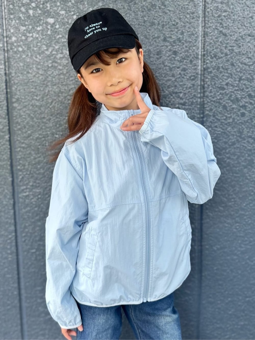 グレー系のTシャツ/カットソー、ブルー系のデニムパンツ、パープル系のバックパック/リュックを着用したキッズの春コーディネートの5枚目の写真
