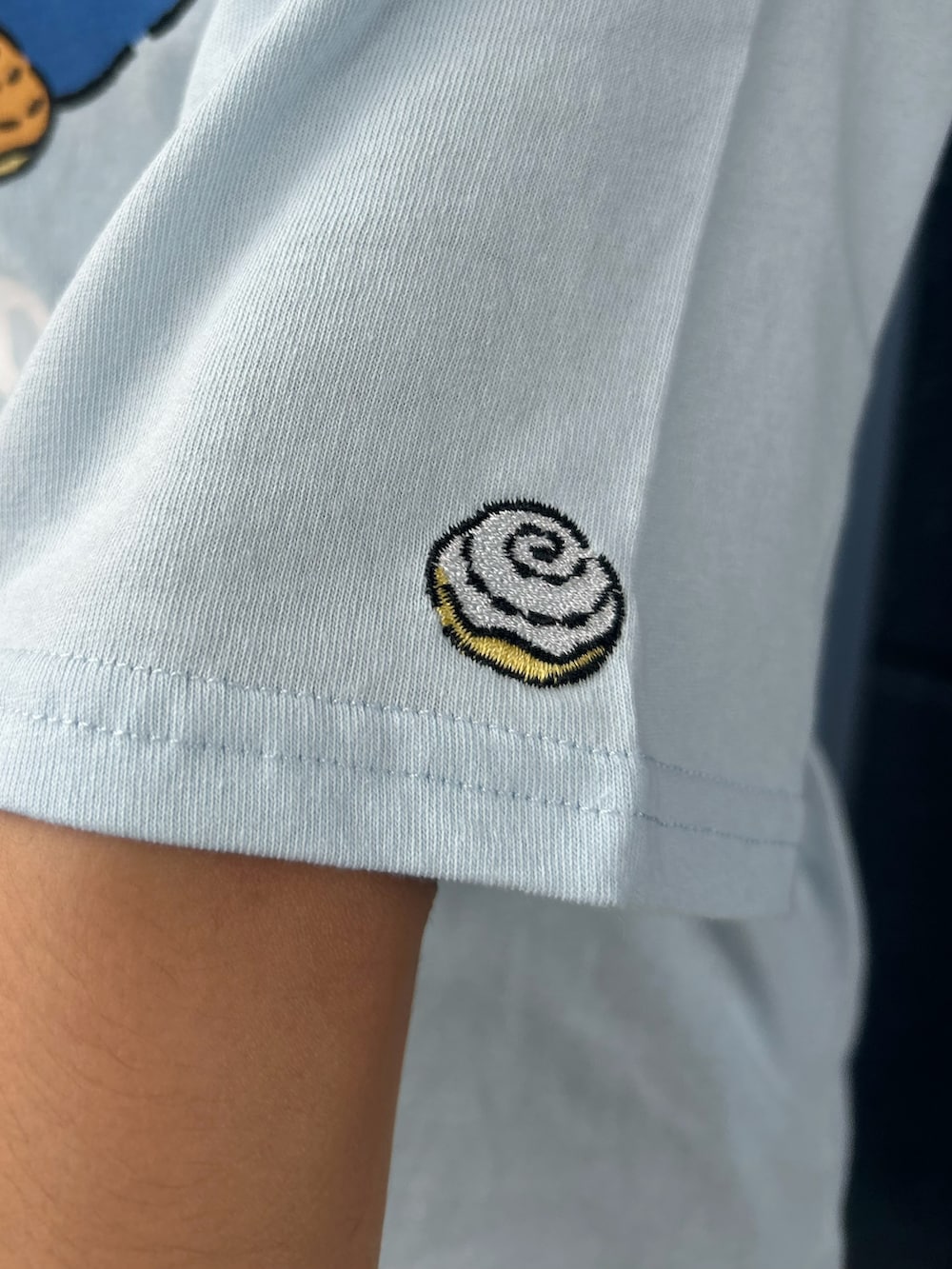 ブルー系のTシャツ/カットソー、ブラウン系のその他パンツを着用したキッズの夏コーディネートの7枚目の写真
