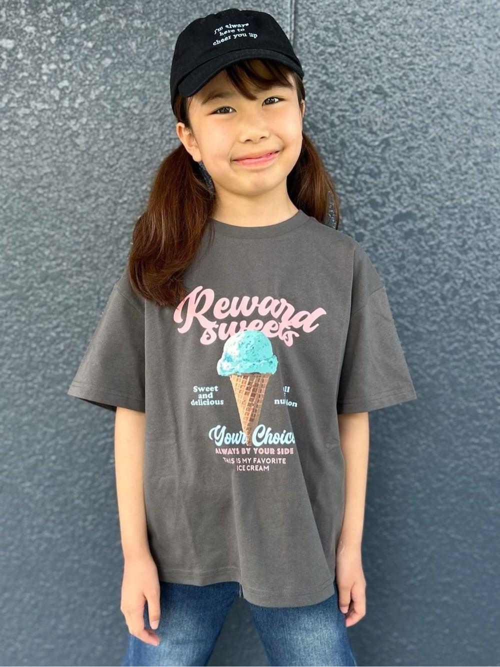 グレー系のTシャツ/カットソー、ブルー系のデニムパンツ、パープル系のバックパック/リュックを着用したキッズの春コーディネートの6枚目の写真