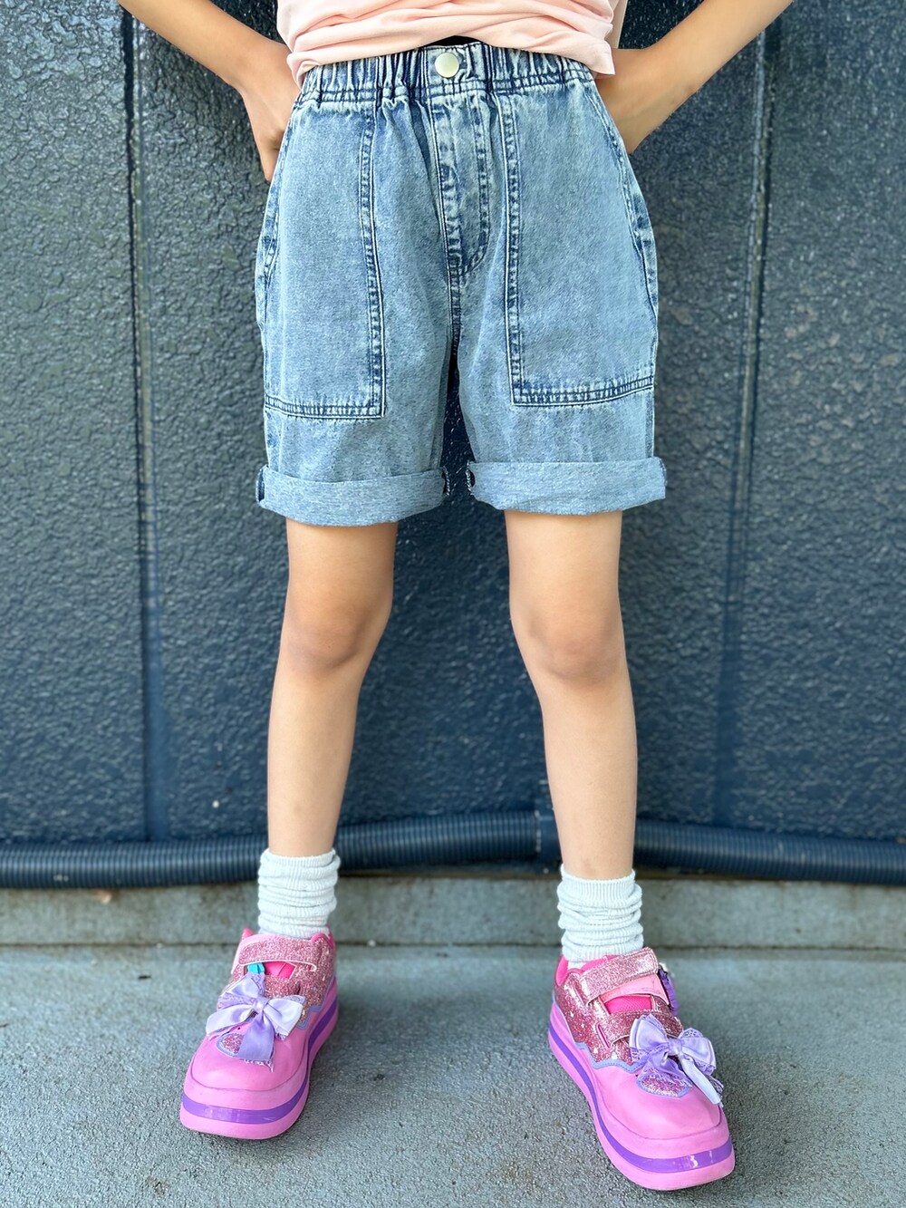 ブルー系のその他パンツ、ピンク系のTシャツ/カットソー、ピンク系のショルダーバッグを着用したキッズの春コーディネートの6枚目の写真