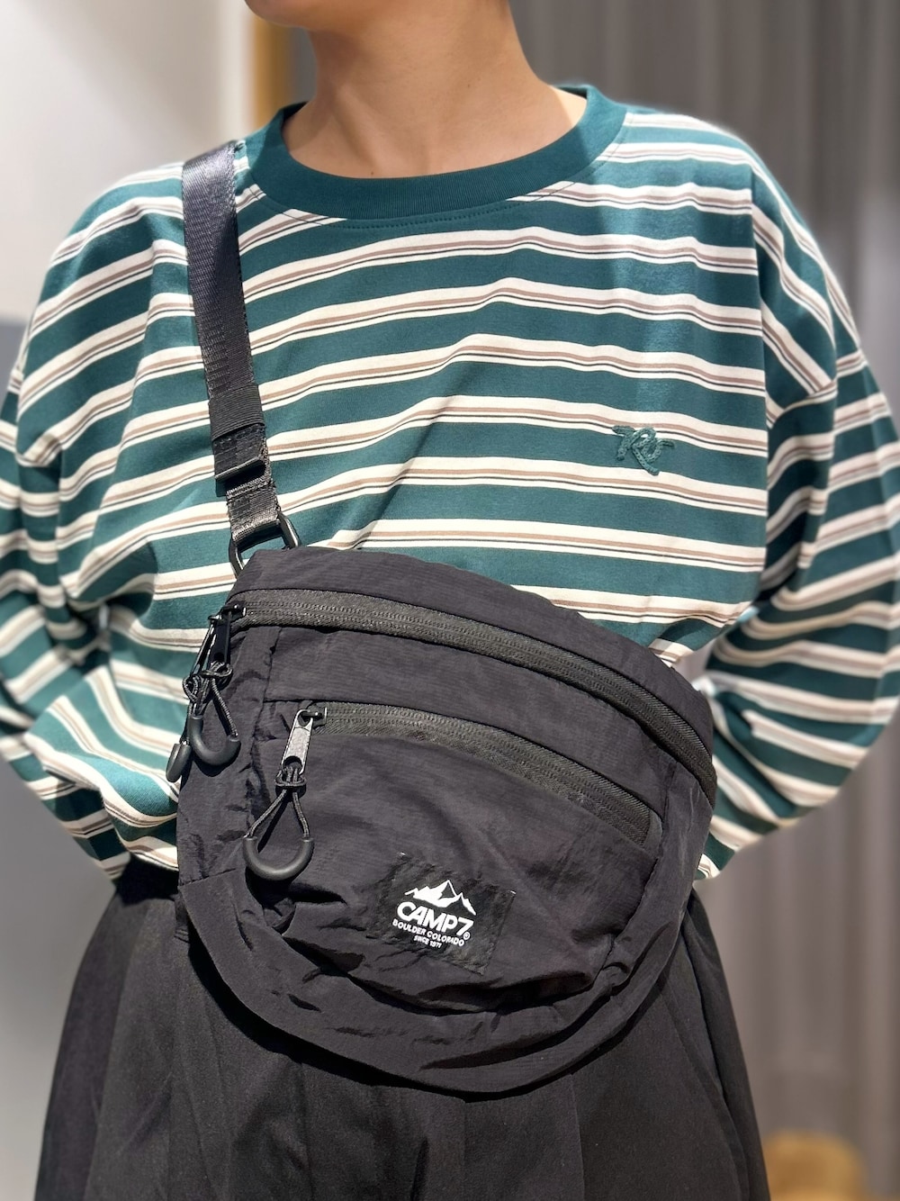 グリーン系のTシャツ/カットソー、ブラック系のその他パンツ、ブラック系のショルダーバッグを着用したレディースの秋コーディネートの8枚目の写真