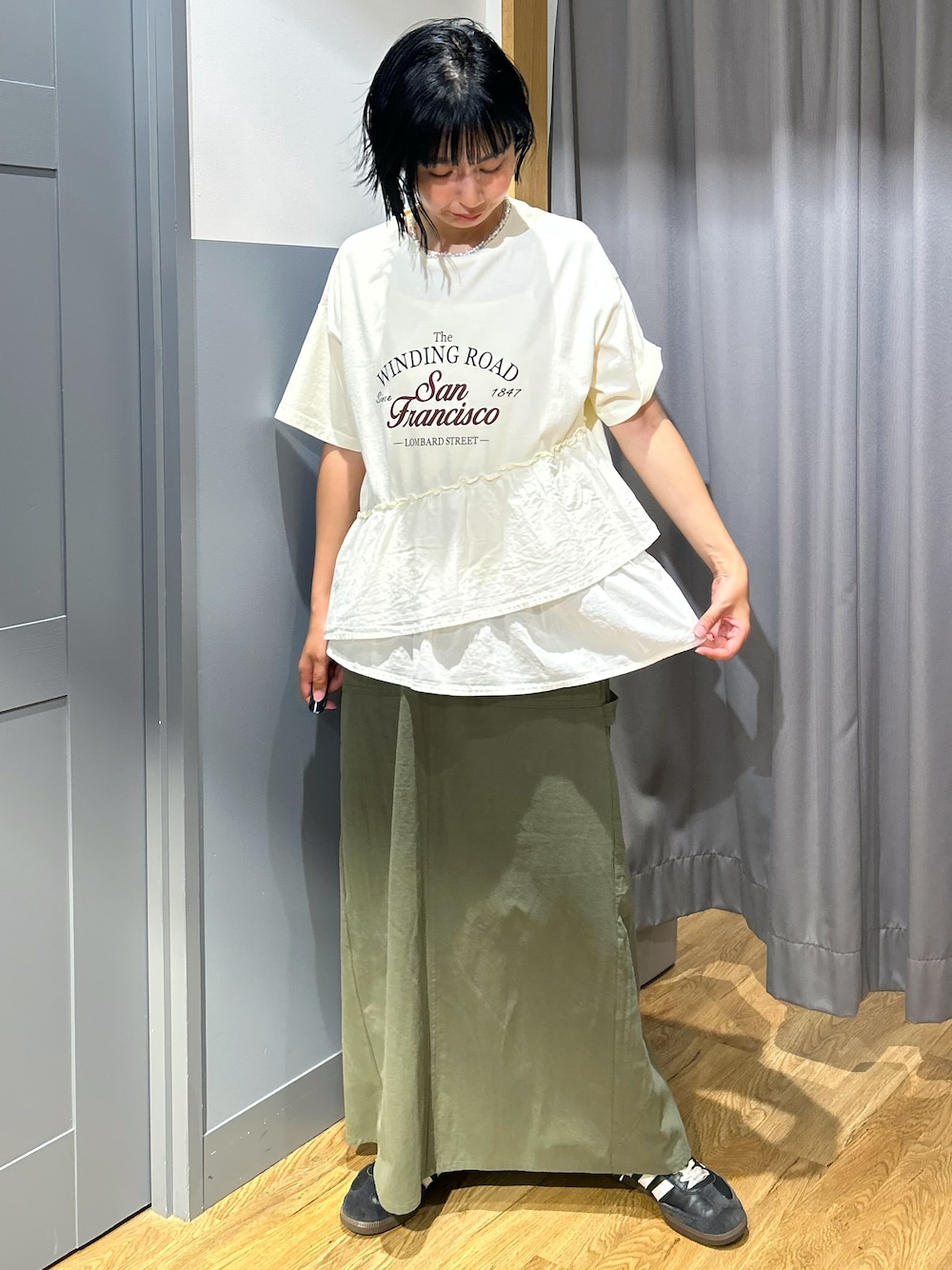 ホワイト系のTシャツ/カットソー、ブラウン系のスカート、ホワイト系のボディバッグ/ウエストポーチを着用したレディースの夏コーディネートの2枚目の写真