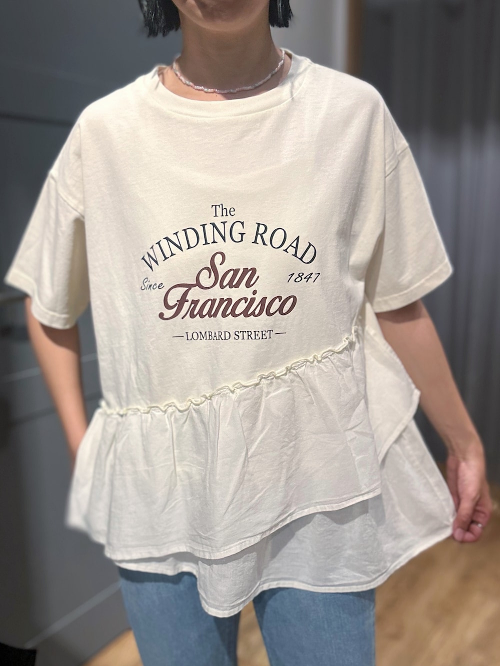 ホワイト系のTシャツ/カットソー、ブルー系のデニムパンツ、ホワイト系のその他雑貨を着用したレディースの夏コーディネートの4枚目の写真