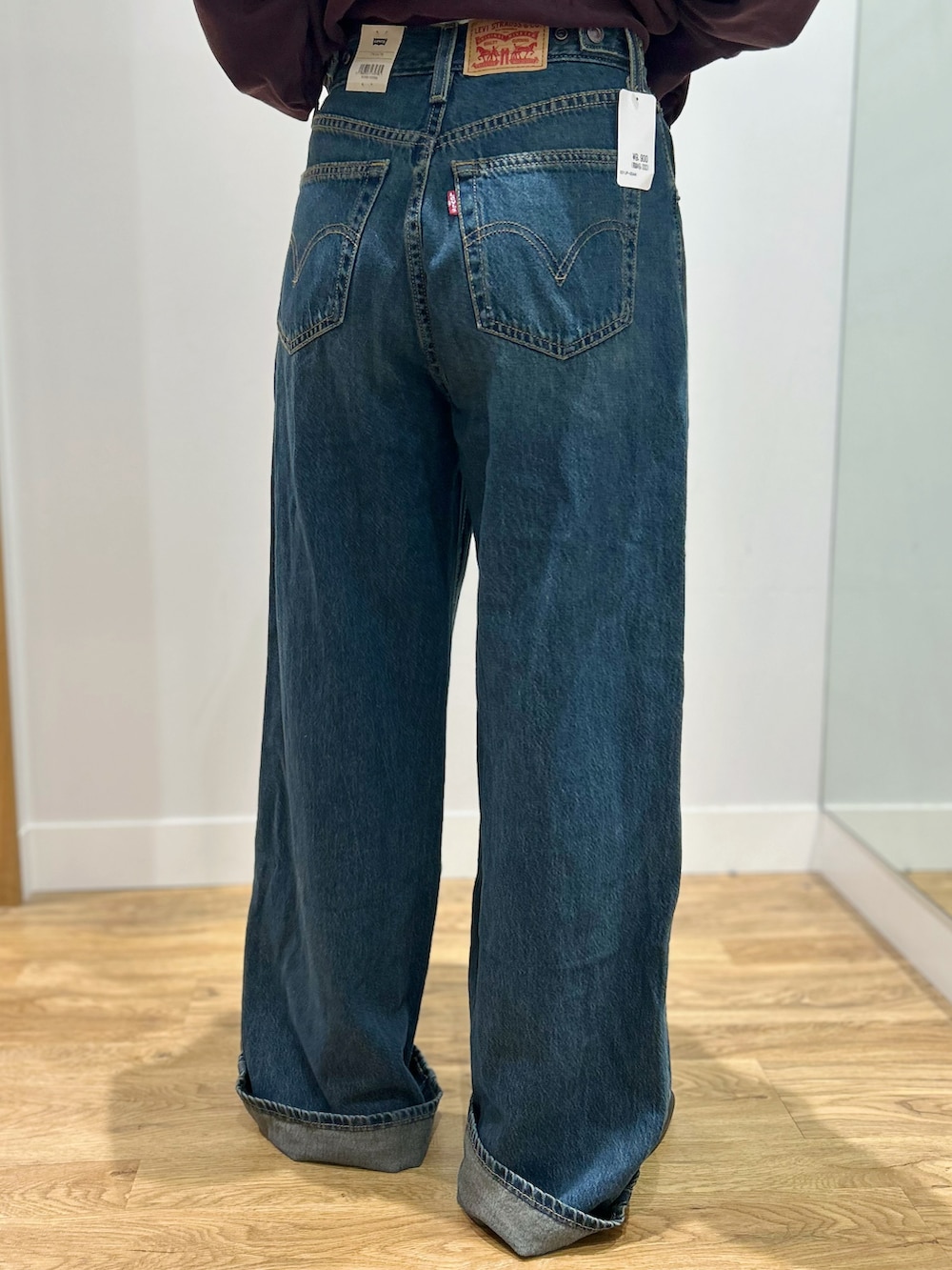 レッド系のスウェット、グリーン系のその他パンツ、ブラック系のトートバッグを着用したレディースの秋コーディネートの7枚目の写真
