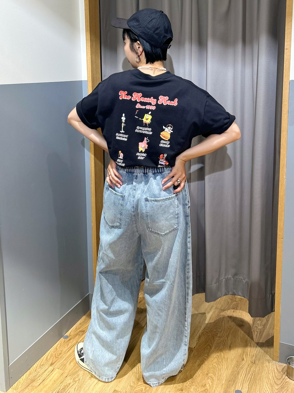 ブラック系のTシャツ/カットソー、ホワイト系のトートバッグ、ブルー系のその他パンツを着用したレディースの夏コーディネートの3枚目の写真