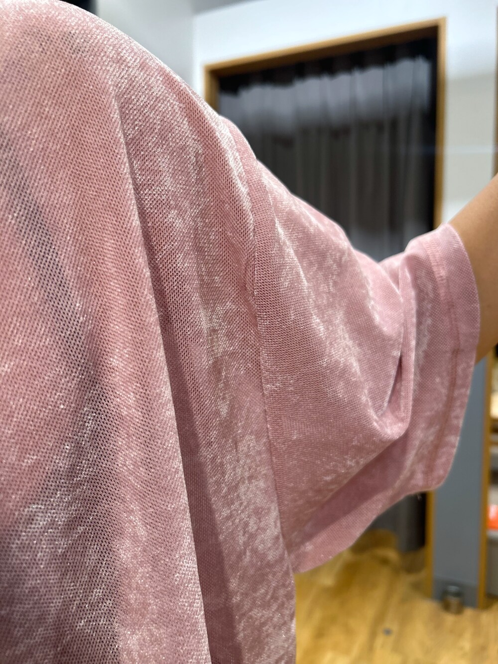 ブルー系のその他パンツ、ピンク系のTシャツ/カットソー、ブラック系のトートバッグを着用したレディースの秋コーディネートの5枚目の写真