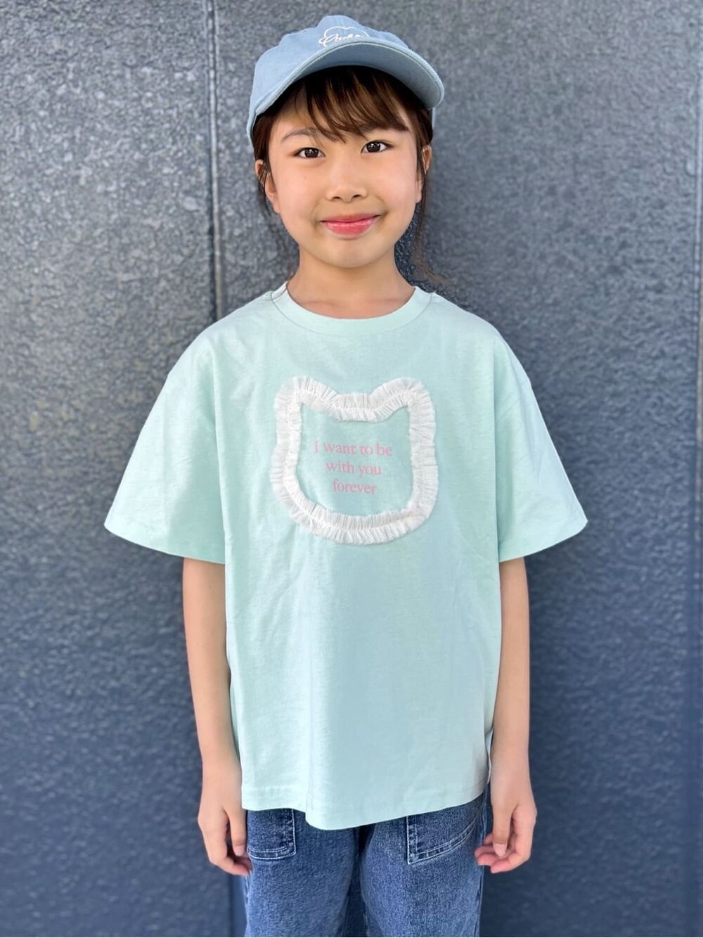 グリーン系のTシャツ/カットソー、パープル系のパーカー、ブルー系のデニムパンツを着用したキッズの春コーディネートの5枚目の写真
