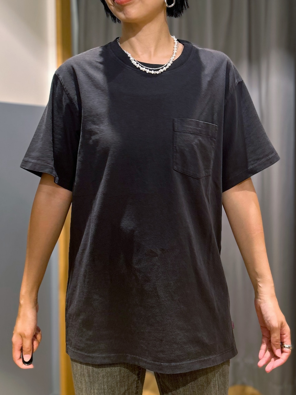 ブラック系のTシャツ/カットソー、ブルー系のシャツ/ブラウス、ブラウン系のその他パンツを着用したレディースの秋コーディネートの4枚目の写真