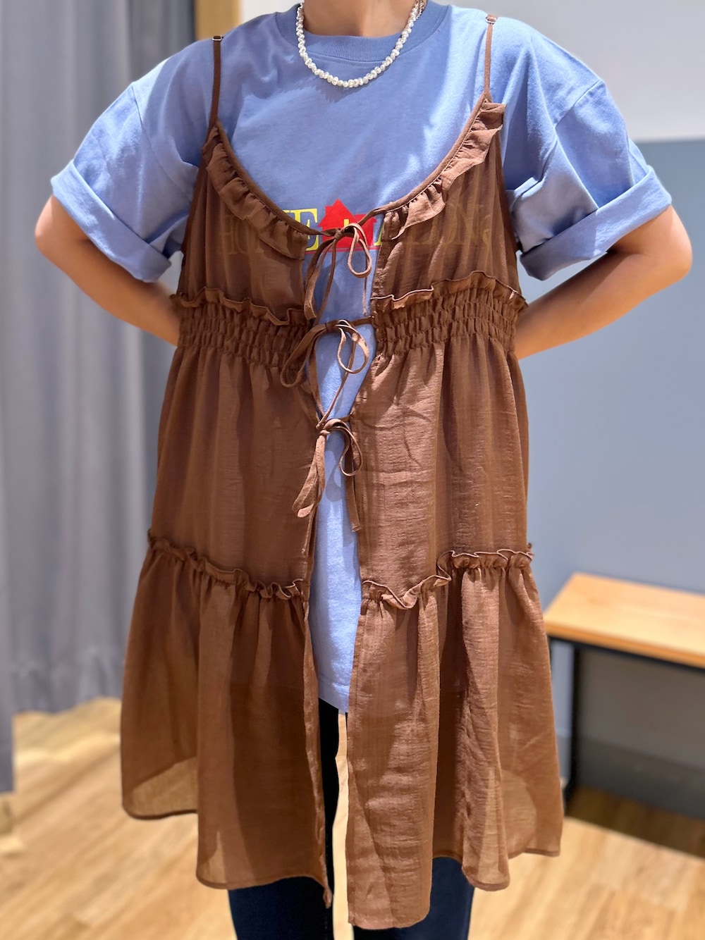 ブルー系のTシャツ/カットソー、ブルー系のデニムパンツ、ホワイト系のキャップを着用したレディースの夏コーディネートの4枚目の写真