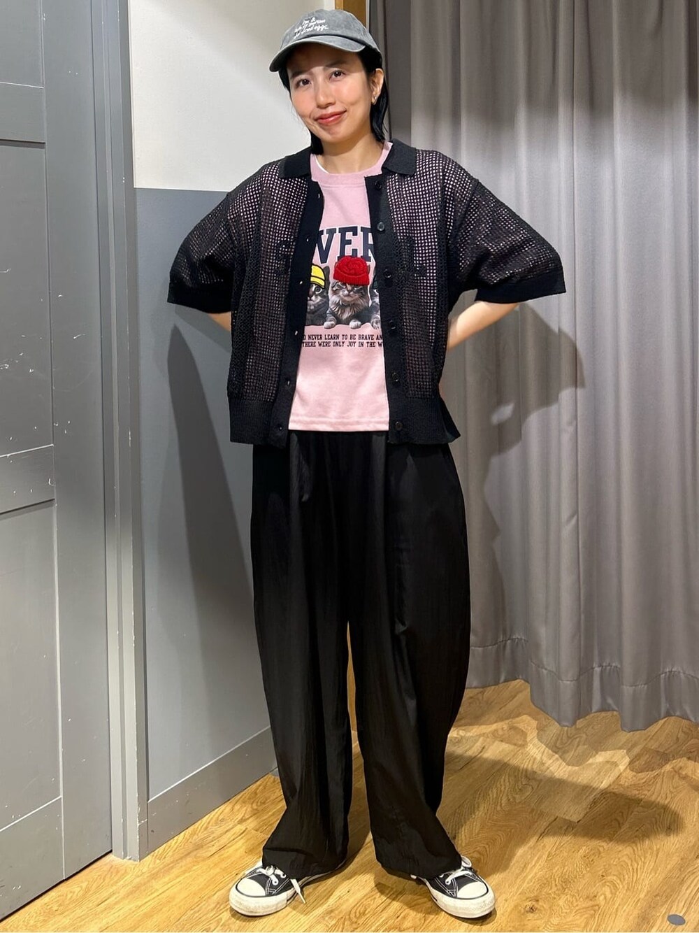 ピンク系のTシャツ/カットソー、ブラック系のその他パンツ、ブラック系のカーディガン/ボレロを着用したレディースの春コーディネートの2枚目の写真