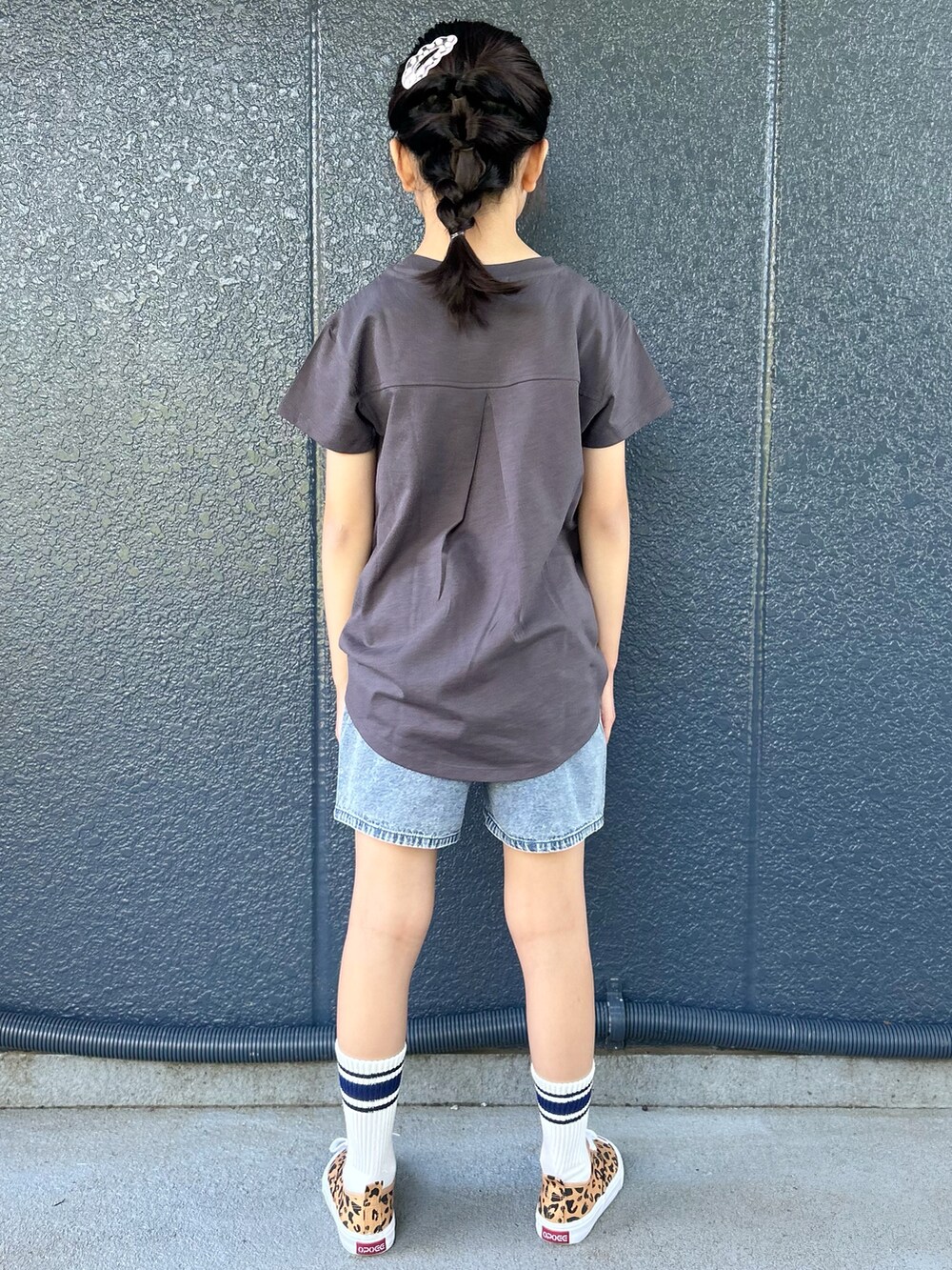 グレー系のTシャツ/カットソー、ブルー系のその他パンツ、ブラック系のショルダーバッグを着用したレディースの春コーディネートの4枚目の写真