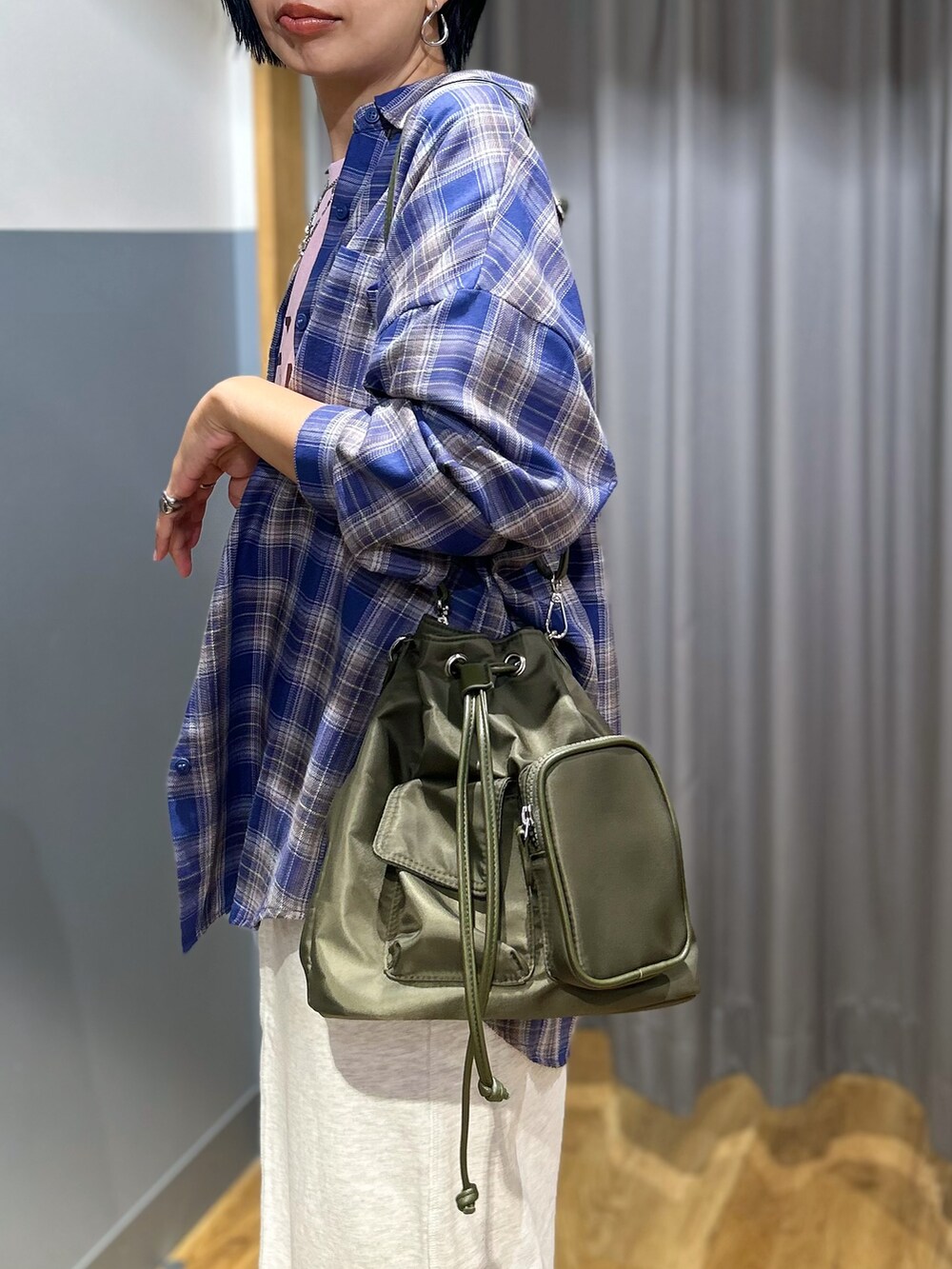ピンク系のTシャツ/カットソー、パープル系のシャツ/ブラウス、グレー系のスカートを着用したレディースの秋コーディネートの8枚目の写真