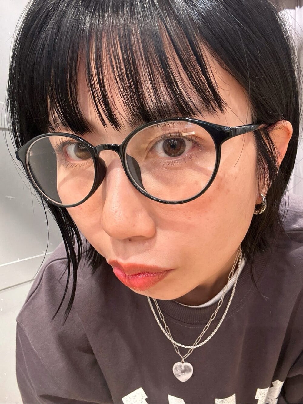 グレー系のTシャツ/カットソー、ブラック系のベスト、ブラック系のその他を着用したレディースの春コーディネートの10枚目の写真