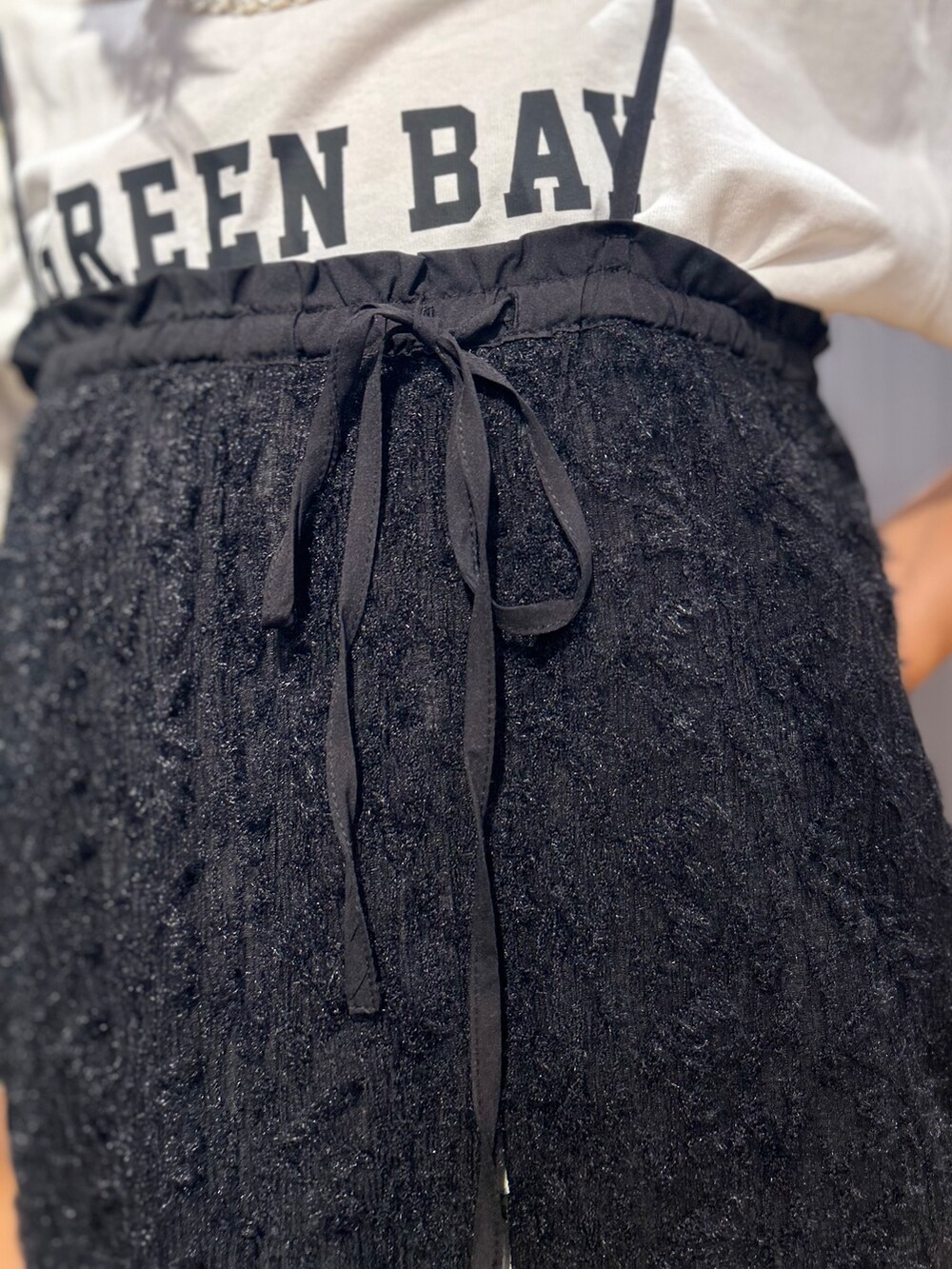 ホワイト系のTシャツ/カットソー、ブラック系のスカート、パープル系のその他パンツを着用したレディースの夏コーディネートの7枚目の写真