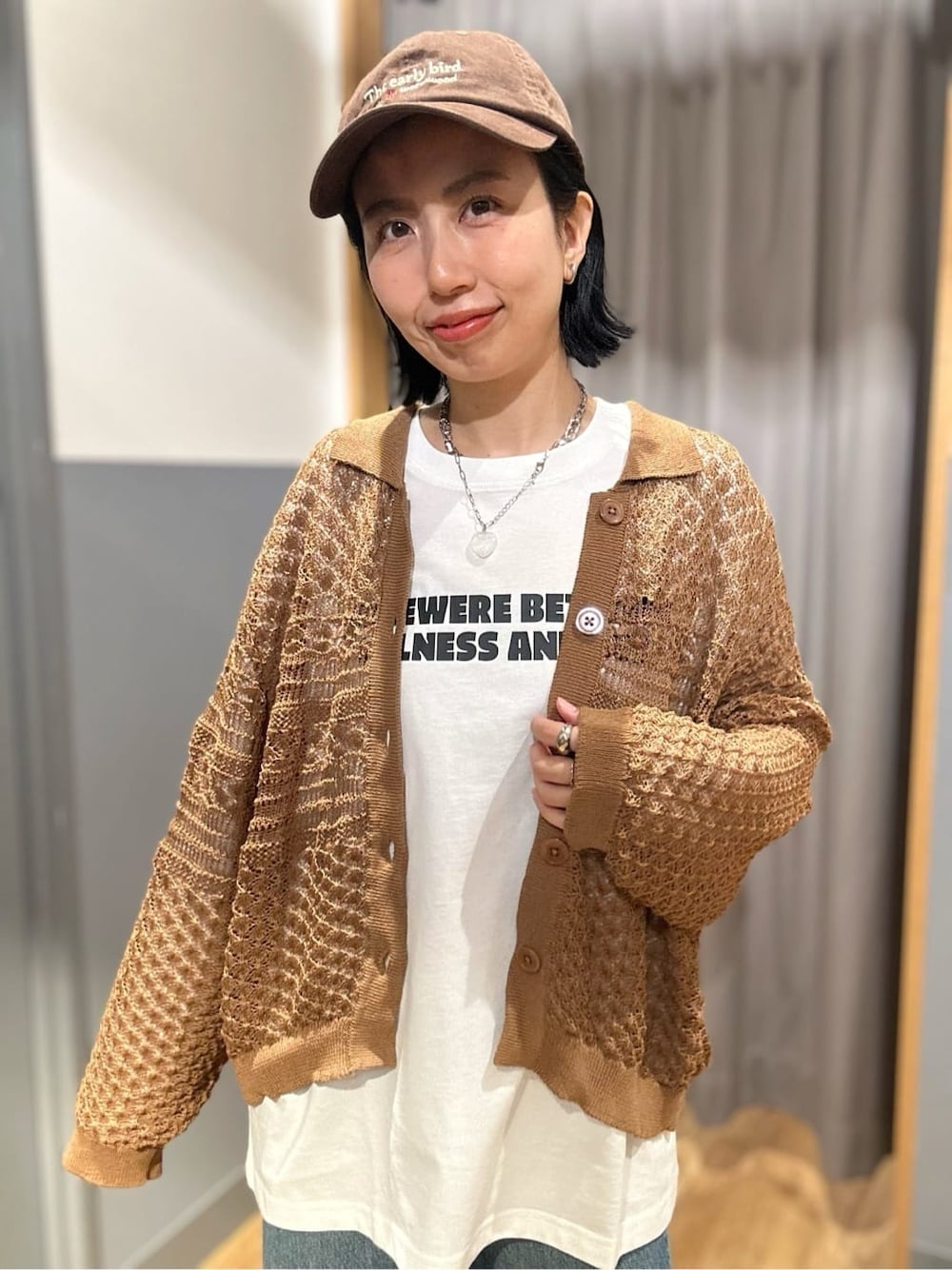 イエロー系のカーディガン/ボレロ、ブラウン系のキャップ、グレー系のその他を着用したレディースの春コーディネートの5枚目の写真