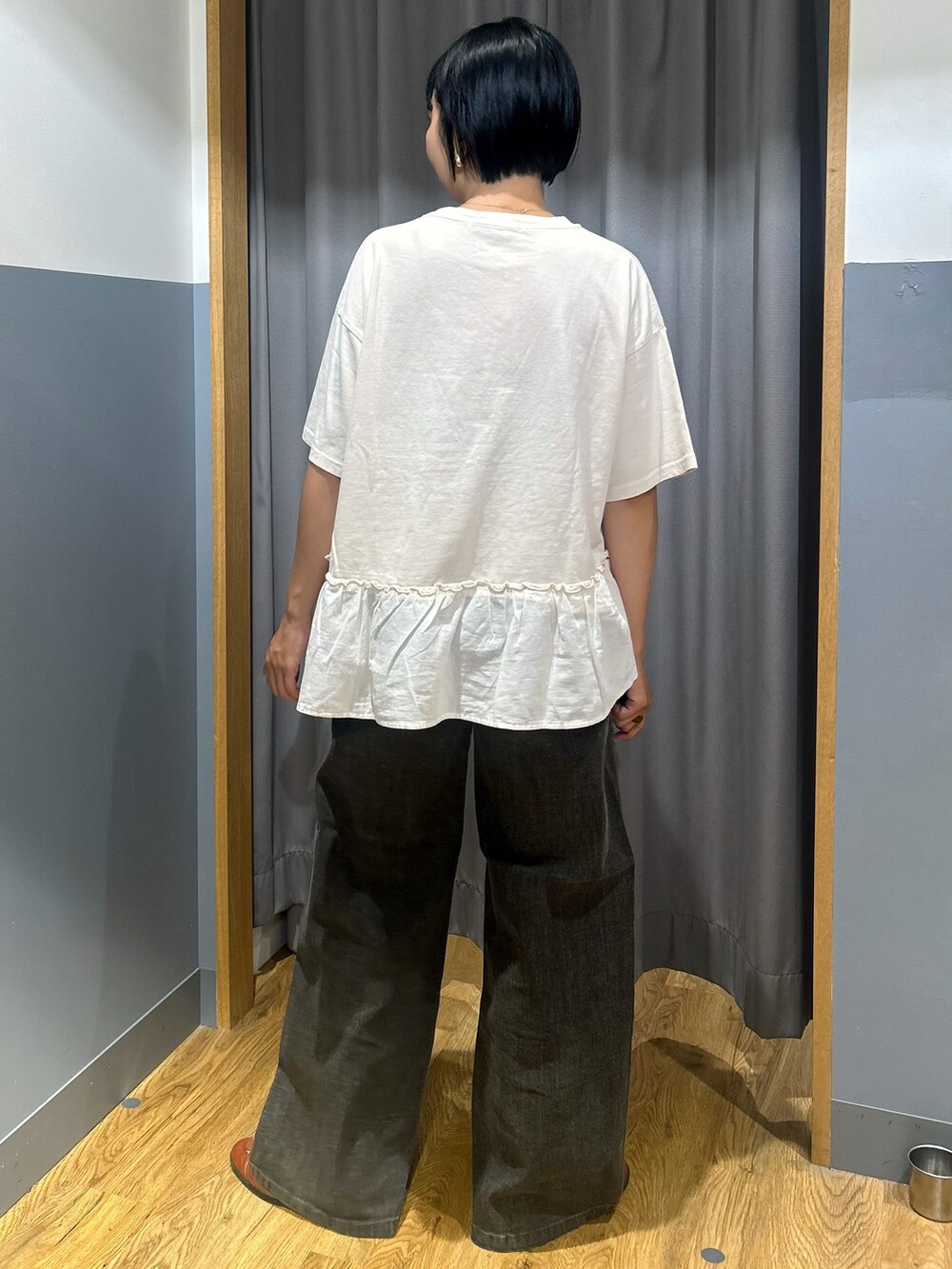 ホワイト系のTシャツ/カットソー、ブラウン系のその他パンツ、ブラウン系のショルダーバッグを着用したレディースの夏コーディネートの3枚目の写真