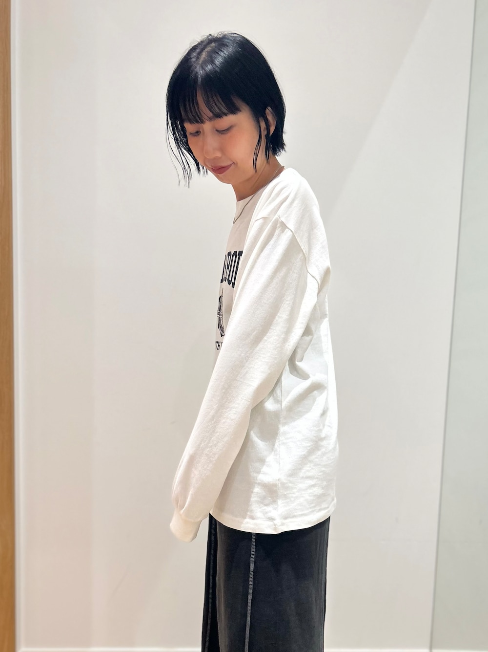 グレー系のスウェット、ホワイト系のTシャツ/カットソー、ブルー系のその他パンツを着用したレディースの秋コーディネートの9枚目の写真