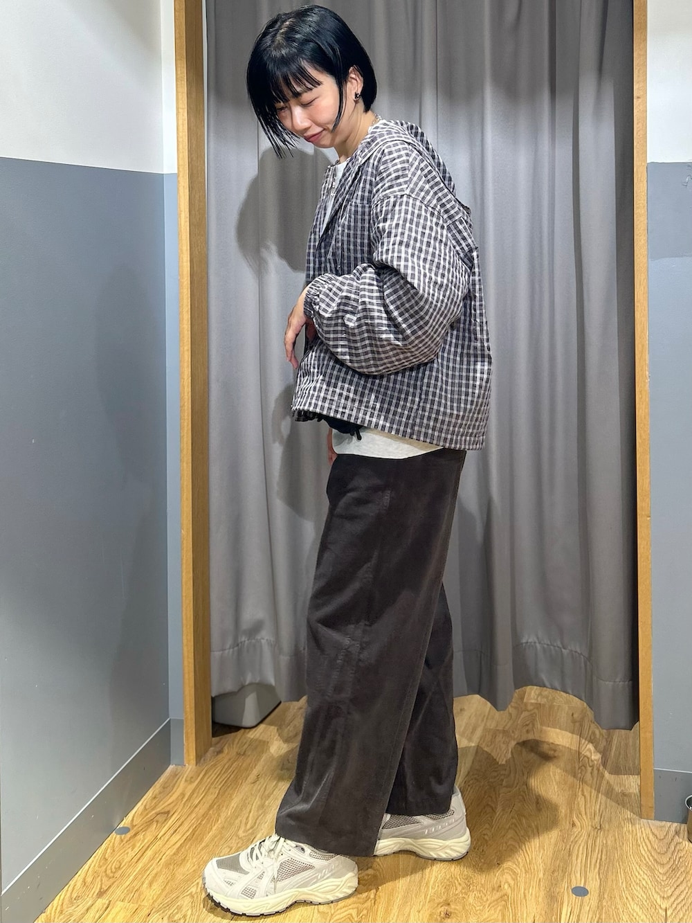 グレー系のスウェット、グレー系のシャツ/ブラウス、グレー系のその他パンツを着用したレディースの秋コーディネートの2枚目の写真