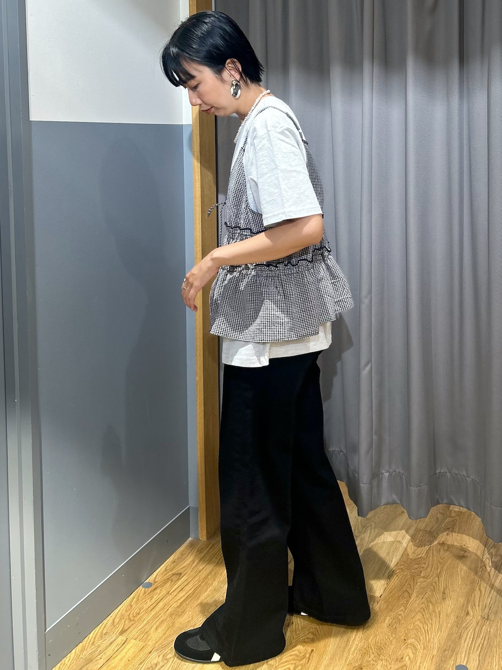 グレー系のTシャツ/カットソー、ブラック系のその他パンツ、ホワイト系のセットアップを着用したレディースの夏コーディネートの2枚目の写真