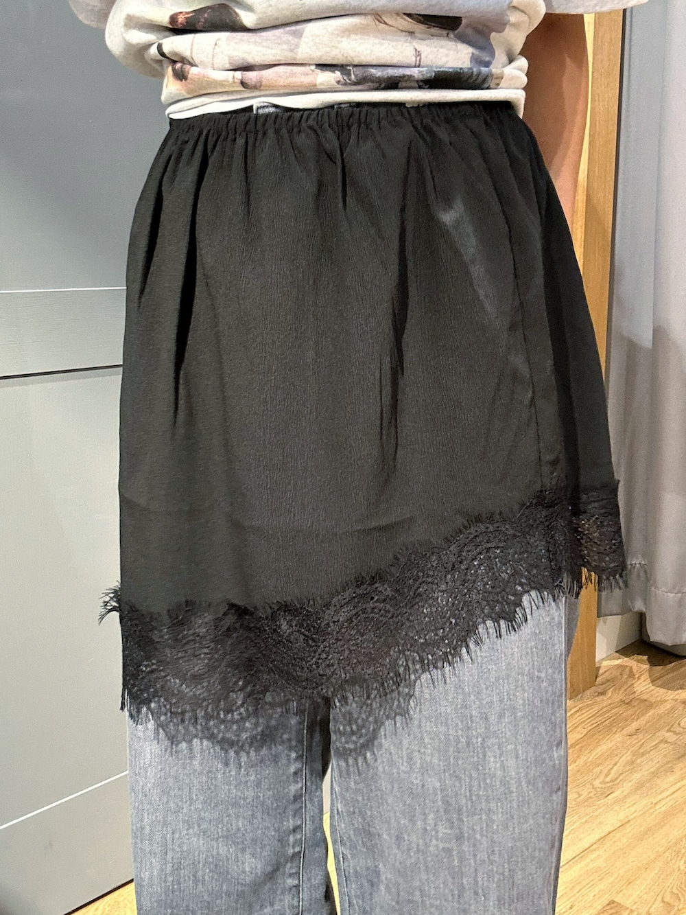 グレー系のTシャツ/カットソー、ブラック系のデニムパンツ、ブラック系のショルダーバッグを着用したレディースの夏コーディネートの6枚目の写真