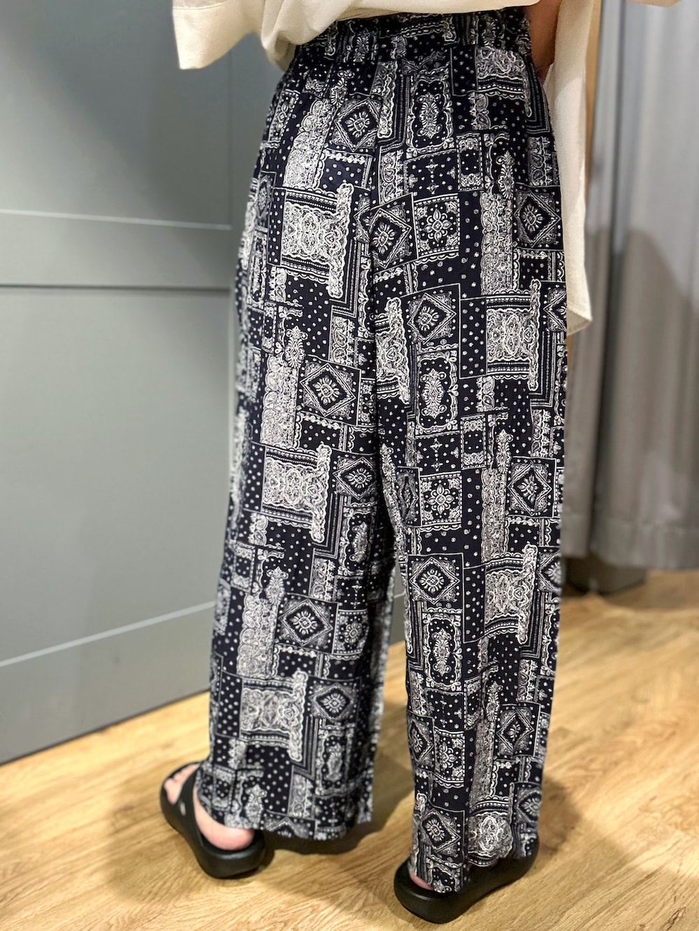 ホワイト系のシャツ/ブラウス、ブルー系のその他パンツ、ブラック系のサンダルを着用したレディースの夏コーディネートの5枚目の写真
