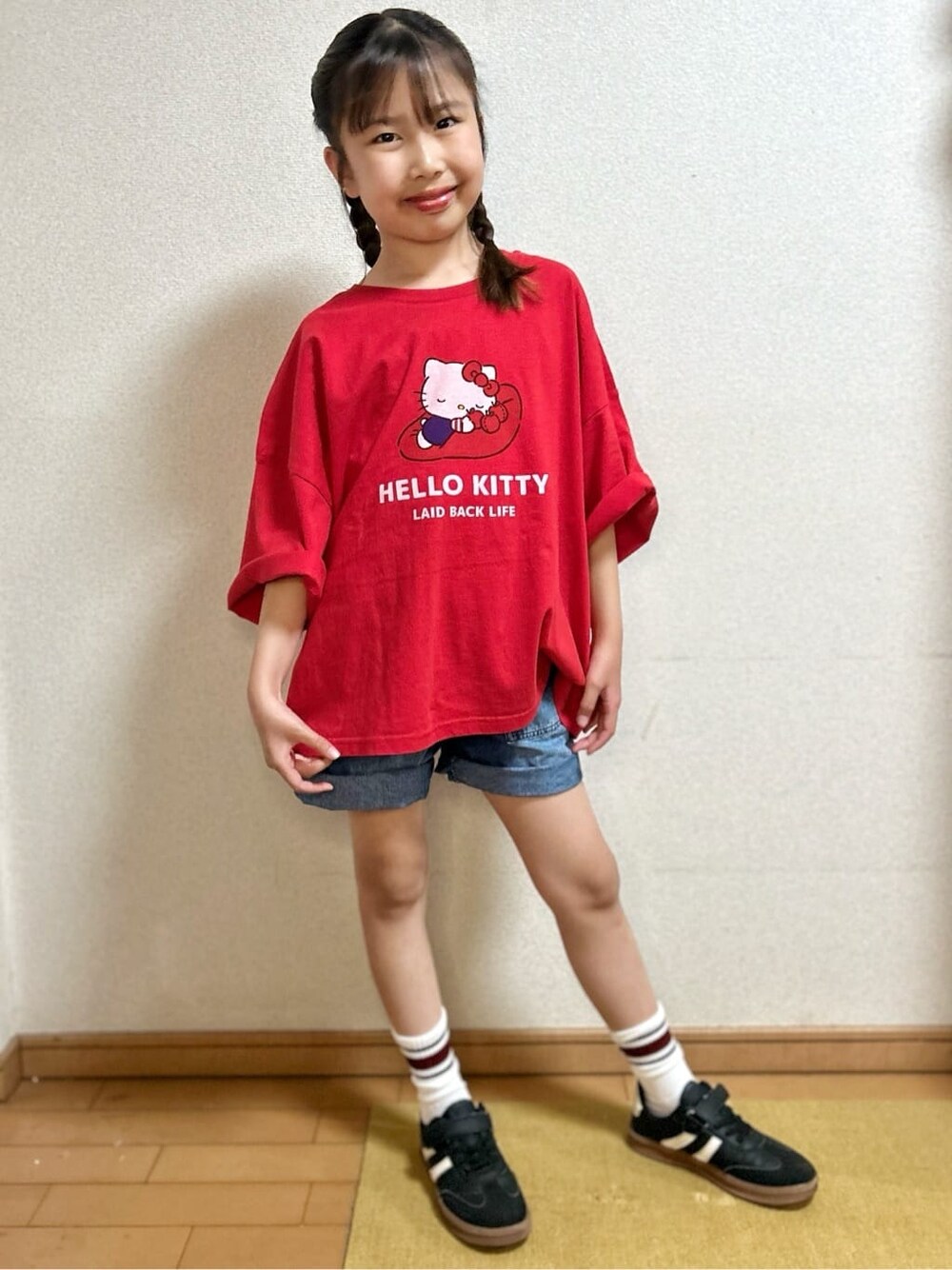 レッド系のTシャツ/カットソー、ブルー系のその他パンツ、ブラック系のボディバッグ/ウエストポーチを着用したキッズの春コーディネートの2枚目の写真