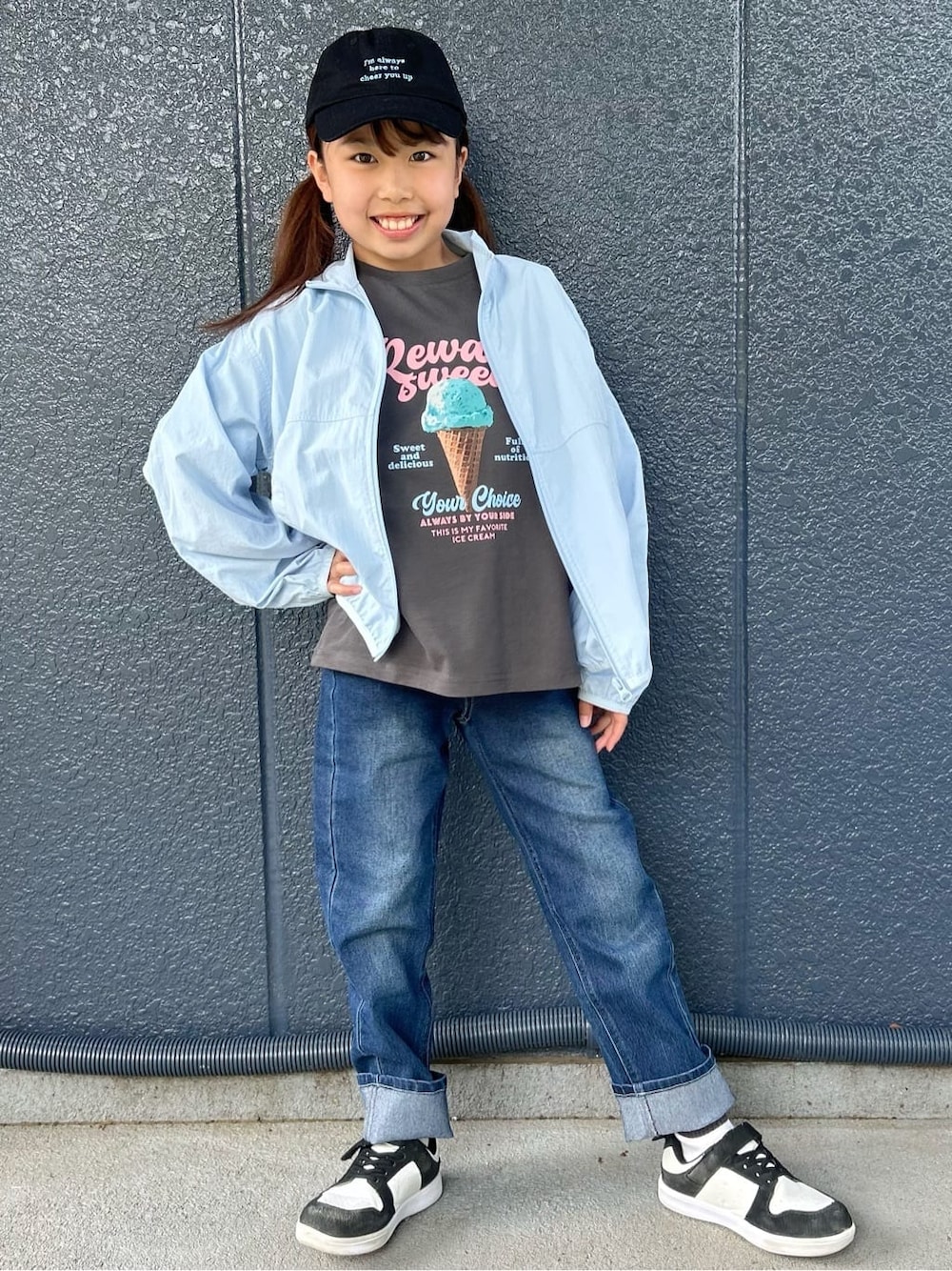 グレー系のTシャツ/カットソー、ブルー系のデニムパンツ、パープル系のバックパック/リュックを着用したキッズの春コーディネートの2枚目の写真