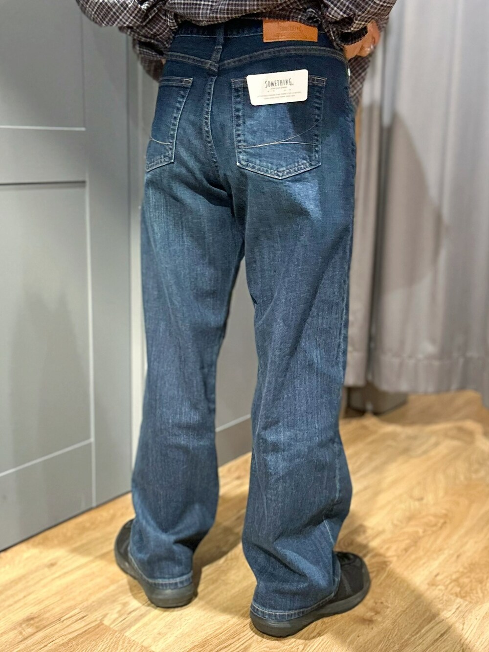ブラック系のタンクトップ、グレー系のシャツ/ブラウス、ブルー系のデニムパンツを着用したレディースの夏コーディネートの8枚目の写真