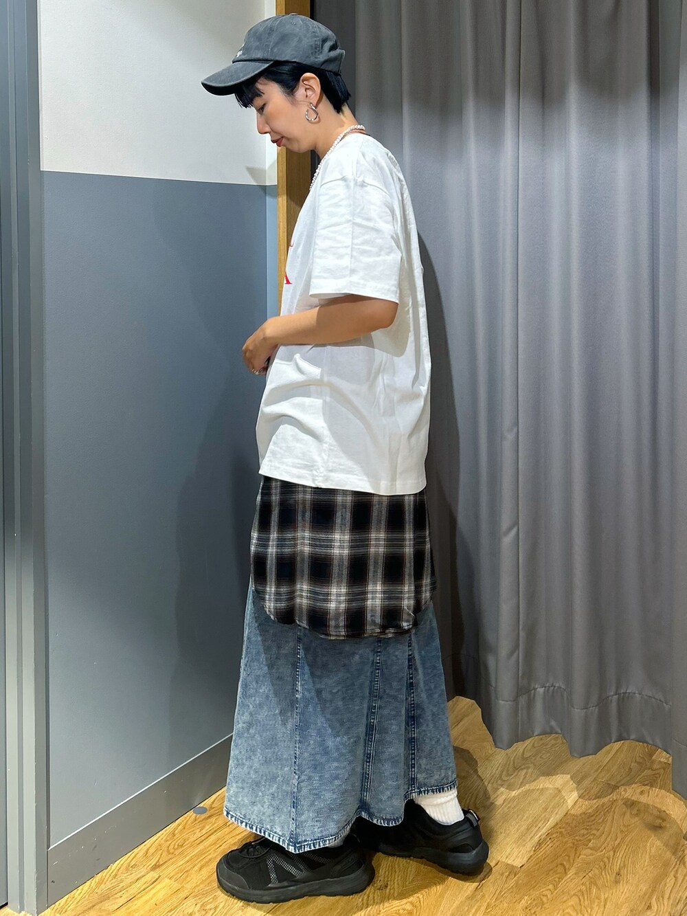 ホワイト系のTシャツ/カットソー、ブラック系のシャツ/ブラウス、ブルー系のスカートを着用したレディースの夏コーディネートの2枚目の写真