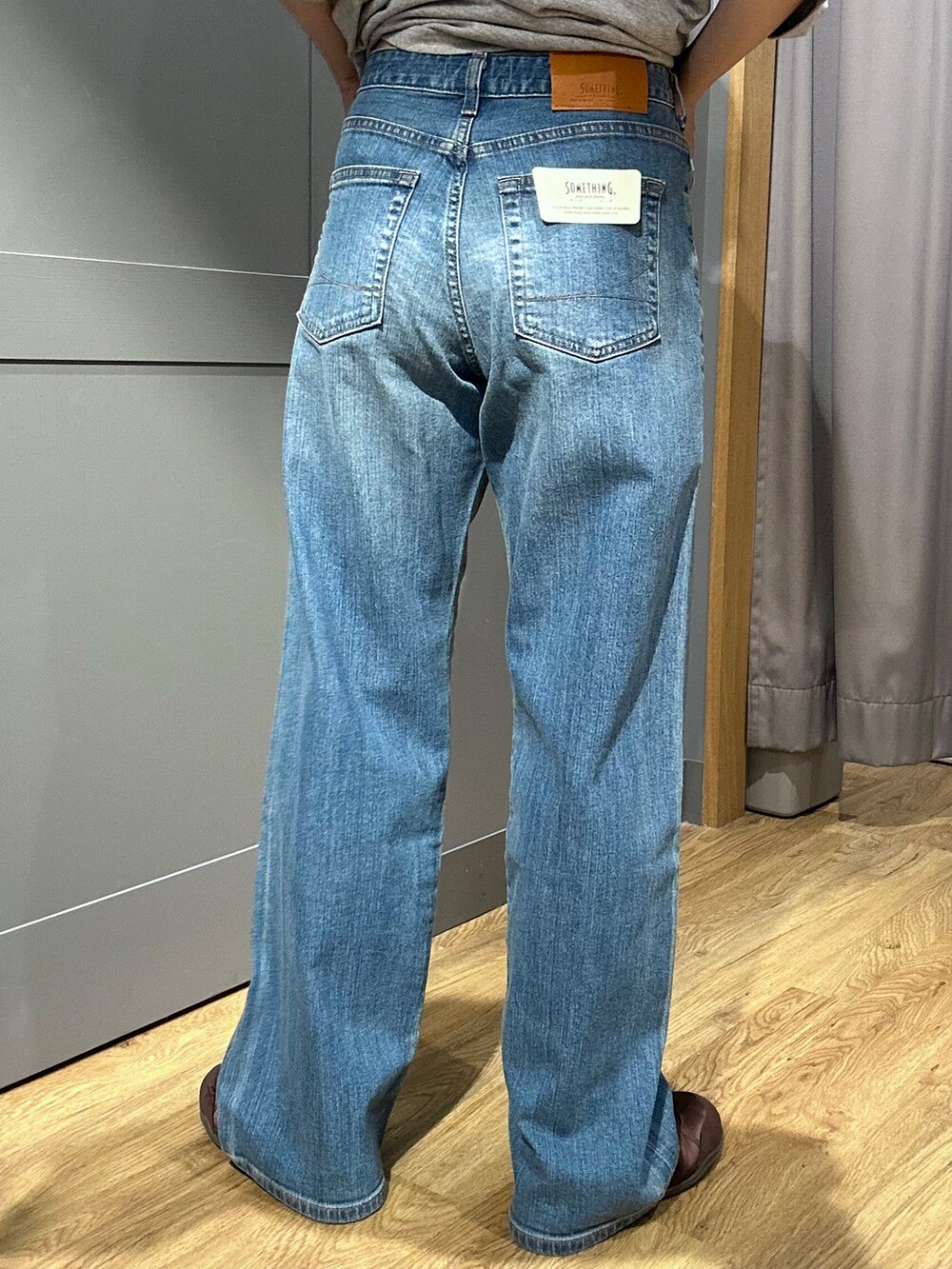 ブルー系のデニムパンツ、ブラウン系のセットアップを着用したレディースの夏コーディネートの9枚目の写真