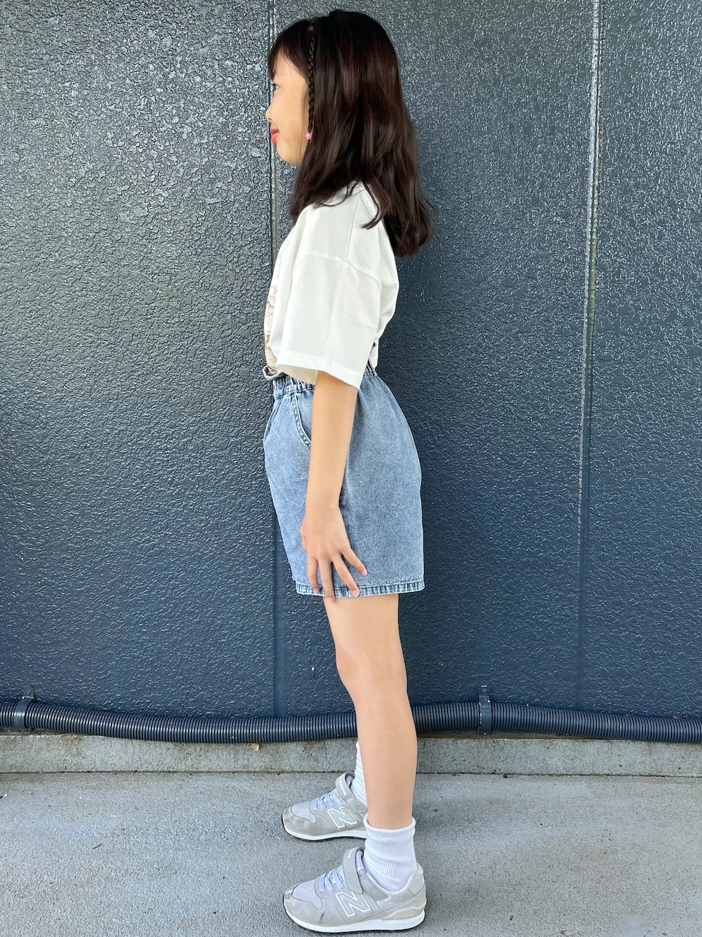 ブルー系のその他パンツ、ホワイト系のTシャツ/カットソー、ホワイト系のショルダーバッグを着用したキッズの春コーディネートの3枚目の写真