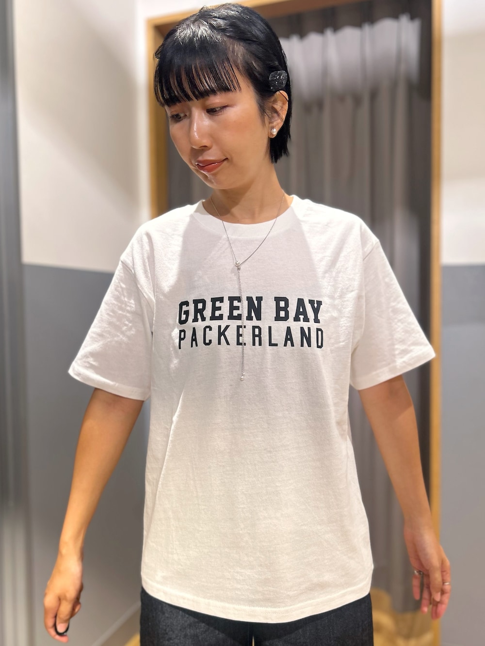 ホワイト系のTシャツ/カットソー、ブルー系のデニムパンツ、ブラック系のシャツ/ブラウスを着用したレディースの秋コーディネートの6枚目の写真