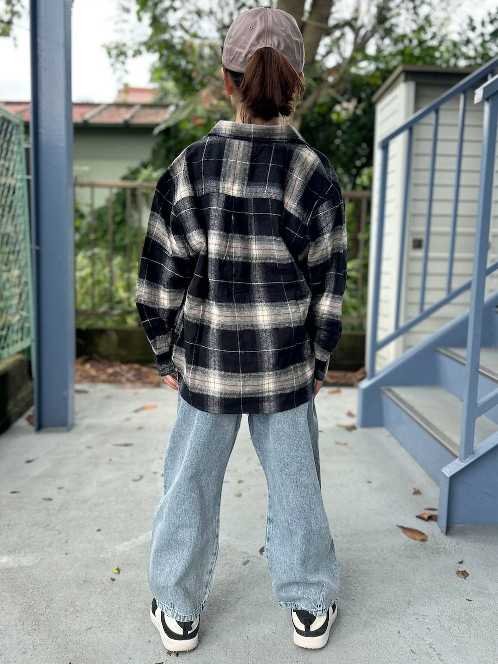 ブラック系のTシャツ/カットソー、ブラック系のシャツ/ブラウス、ブルー系のその他パンツを着用したキッズの秋コーディネートの3枚目の写真