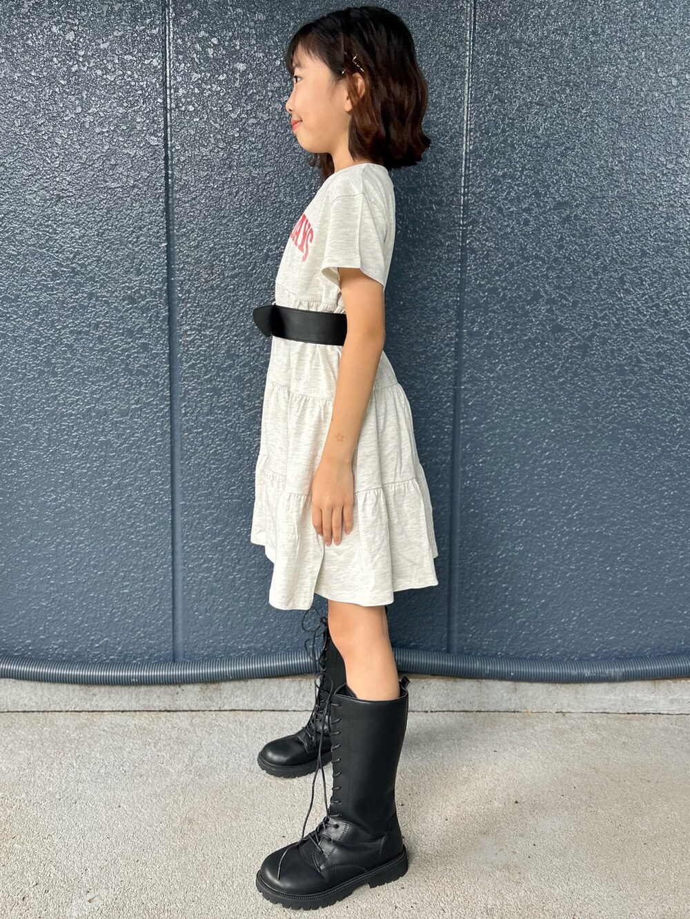 ホワイト系のルームワンピースを着用したキッズの夏コーディネートの3枚目の写真