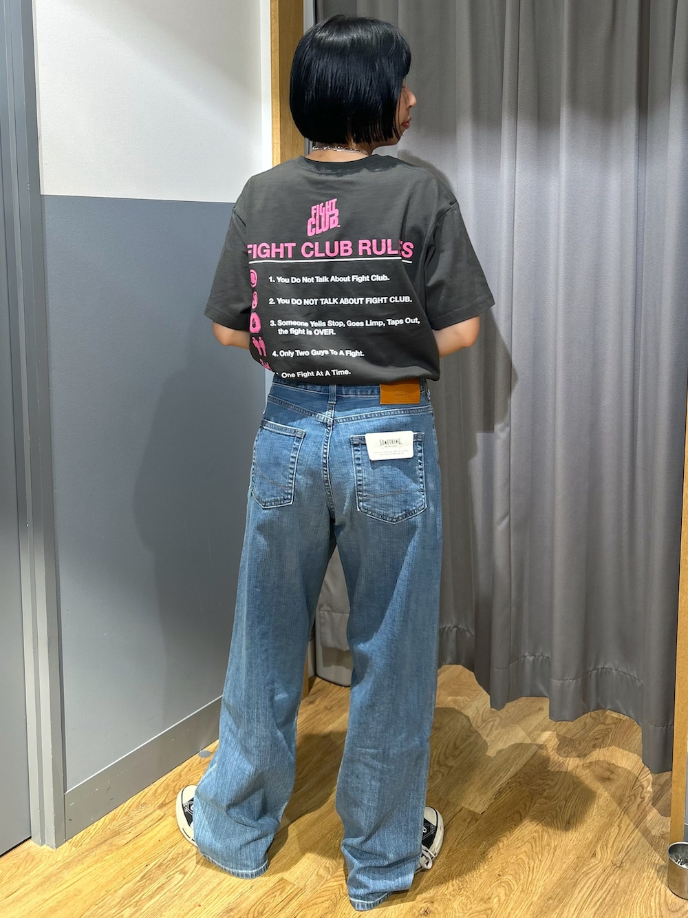 グレー系のTシャツ/カットソー、ブルー系のデニムパンツ、ブラック系のショルダーバッグを着用したレディースの夏コーディネートの4枚目の写真